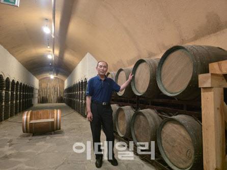 이상인 하미앙 대표가 머루 와인 보관창고에서 기념촬영을 하고 있다. (사진=박진환 기자)
