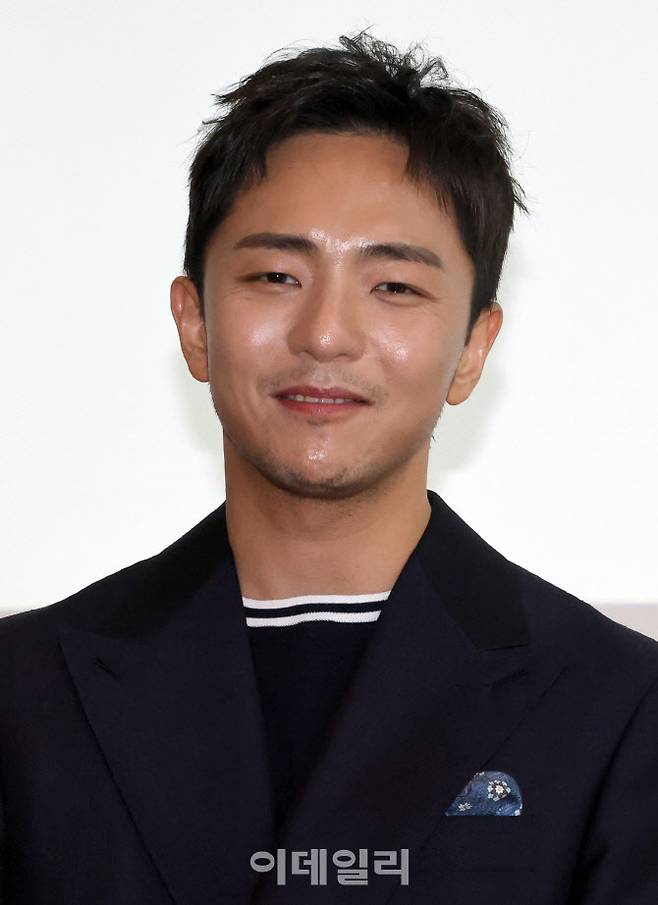 박천휴 작가가 24일 서울 중구 명동 커뮤니티하우스 마실에서 진행된 뮤지컬 ‘어쩌면 해피엔딩’ 기자간담회에서 포토타임을 갖고 있다.(사진=방인권 기자)