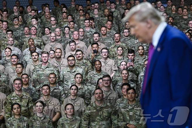 지난 5월 15일 카타르 도하 남서쪽 알 우데이드 공군기지를 찾은 도널드 트럼프 미국 대통령이 연설하기 위해 연단에 오르고 있다. ⓒ AFP=뉴스1 ⓒ News1 류정민 특파원