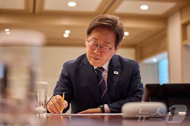 이재명 대통령이 지난 23일 서울 용산구 대통령실 청사 집무실에서 프라보워 수비안토 인도네시아 대통령과 블루투스 스피커로 전화 통화를 하고 있다. (대통령실 제공. 재판매 및 DB 금지) 2025.6.23/뉴스1 ⓒ News1 허경 기자