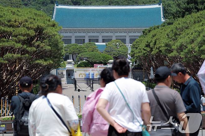 권력의 상징에서 ‘국민 품으로 돌아간 공간’으로 환영받았던 청와대가 다시 대통령 집무실로 변경될 예정인 가운데 4일 휴관으로 문이 닫힌 청와대를 찾은 외국인 관광객들이 아쉬워 하고 있다. 2025.6.4/뉴스1 ⓒ News1 박정호 기자
