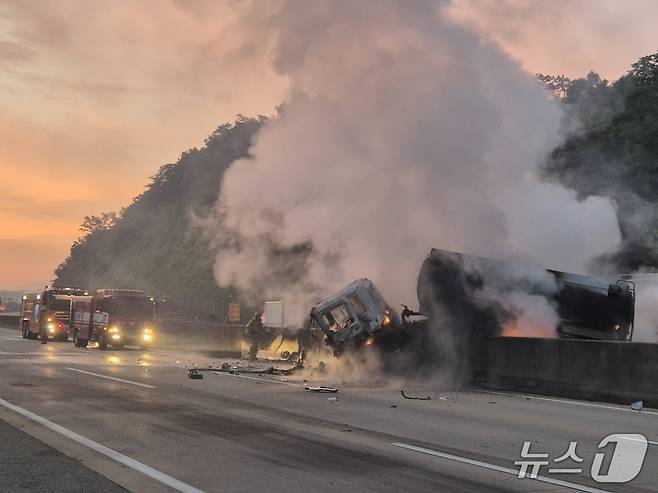 (영천·포항·칠곡=뉴스1) 신성훈 기자 = 24일 오전 4시 49분쯤 경북 영천시 금호읍 호남리 경부고속도로 서울 방향 101.8㎞ 지점에서 살수차가 단독으로 중앙분리대를 충돌하면서 불이 났다(경북소방본부 제공. 재판매 및 DB 금지)2025.6.24/뉴스1