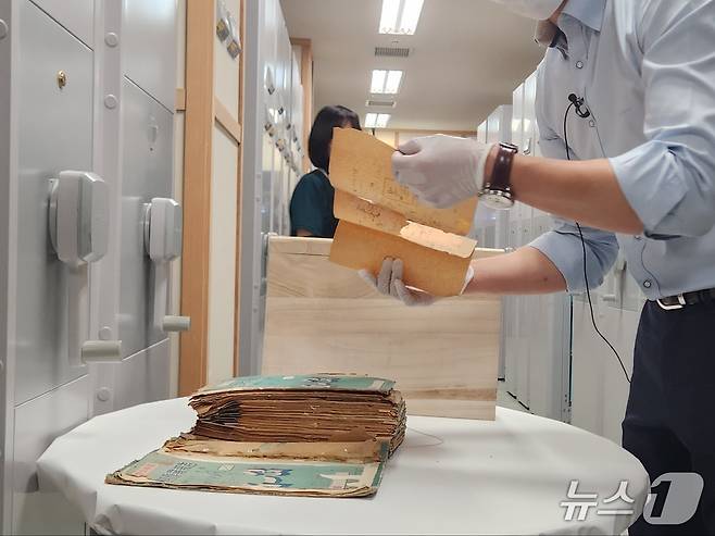 육군기록정보관리단 관계자가 취재진에게 복원 전 기록물을 공개하고 있다. 2025.06.23 ⓒ 뉴스1 김예원 기자
