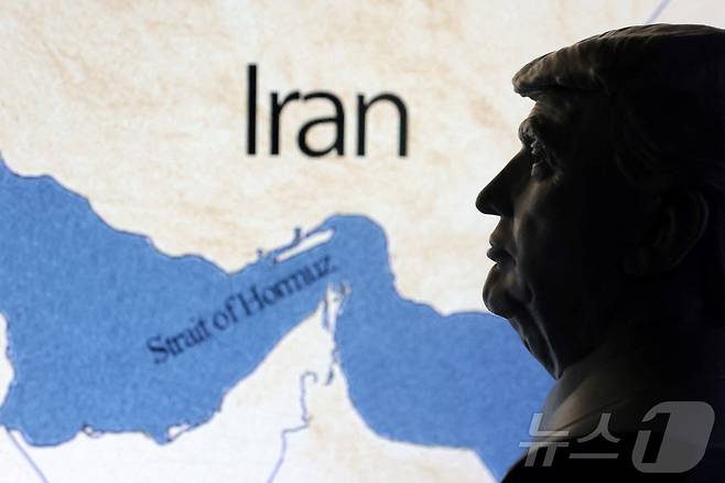이란과 오만 사이에 위치한 호르무즈 해협의 지도와 도널드 트럼프 미국 대통령의 형상을 3D 프린터로 만든 모형의 모습. 2025.6.22 ⓒ 로이터=뉴스1 ⓒ News1 강민경 기자