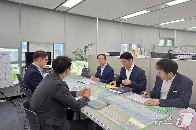 심민 전북 임실군수가 정부세종청사를 방문해 기획재정부와 국토교통부 관계자들을 만나 현안 사업에 대한 지원을 요청하고 있다.(임실군제공. 재판매 및 DB금지)2025.6.24/뉴스1