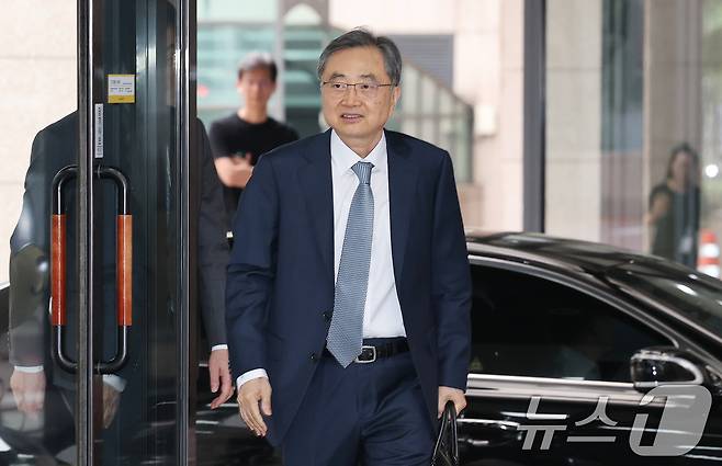 조현 외교부 장관 후보자가 24일 오전 서울 종로구 대우빌딩에 마련된 인사청문회 준비 사무실로 출근을 하고 있다. 2025.6.24/뉴스1 ⓒ News1 임세영 기자