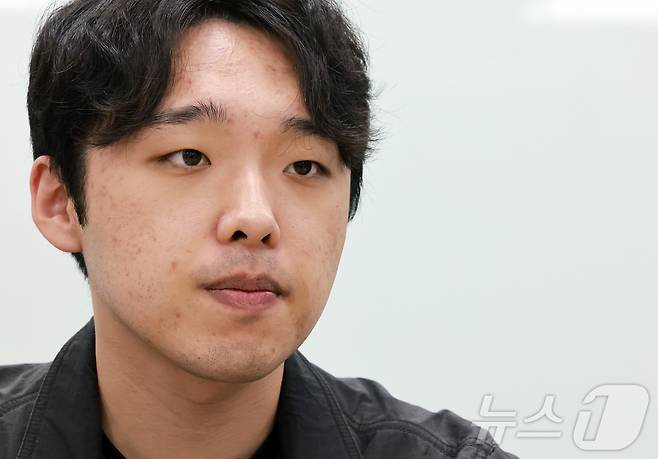 이선우 대한의과대학·의학전문대학원 학생협회(의대협) 비상대책위원장(가운데)이 서울 용산구 대한의사협회 내 의료배상공제조합에서 뉴스1과 인터뷰를 하고 있다. 2025.5.14/뉴스1 ⓒ News1 김진환 기자