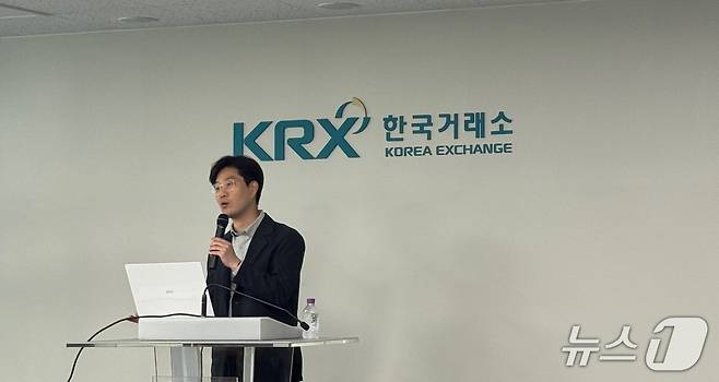 김병연 NH투자증권 리서치본부 투자전략부 이사가 24일 서울 여의도 한국거래소에서 간담회를 진행하고 있다. @News1 강수련 기자