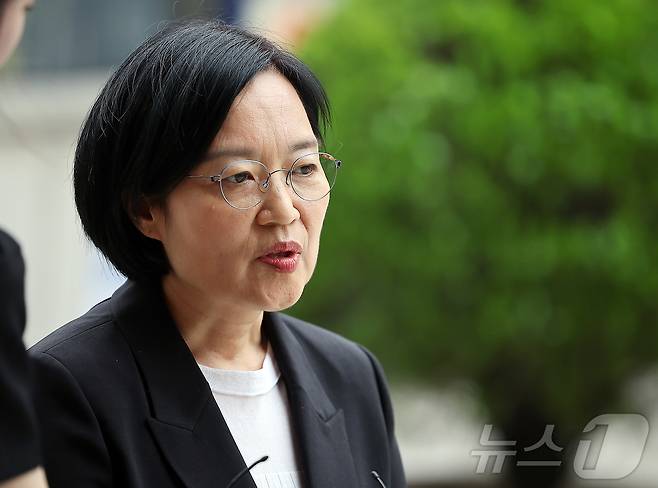 한성숙 중소벤처기업부 장관 후보자가 24일 오후 서울 영등포구 중소기업기술정보진흥원 수도권평가실 내 인사청문회 준비 사무실로 출근하며 취재진 질문에 답하고 있다. 2025.6.24/뉴스1 ⓒ News1 김진환 기자