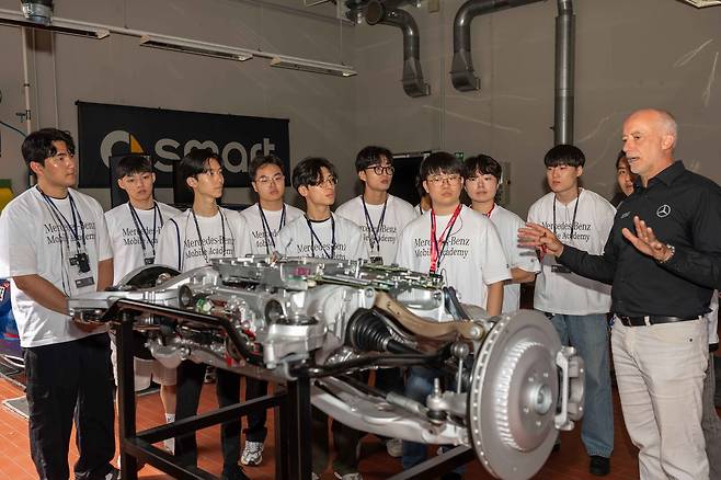 메르세데스-벤츠 사회공헌위원회가 미래 자동차 인재 대학생과 독일 본사 탐방 실시한 모습<자료사진>(메르세데스-벤츠 코리아 제공).