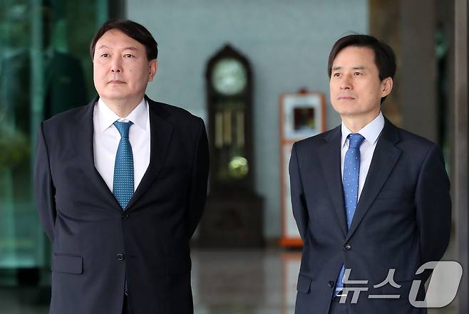 사진은 지난 2017년 10월 23일 조은석 당시 서울고검장(오른쪽)과 윤석열 서울중앙지검장이 서울고검에서 열린 국회 법사위 국정감사에 앞서 국감장에 도착하는 의원들을 기다리는 모습./뉴스1 ⓒ News1 오대일 기자