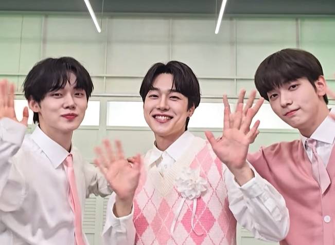 투바투 연준(왼쪽), 수빈(오른쪽), 배우 강유석(가운데). 사진 | 스튜디오 마음C