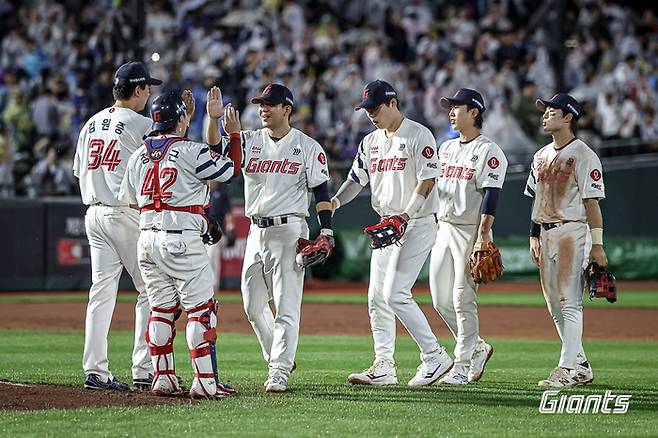 롯데 선수단이 20일 부산 사직구장에서 열린 2025 KBO리그 정규시즌 삼성전 승리 후 축하하고 있다. 사진 | 롯데 자이언츠