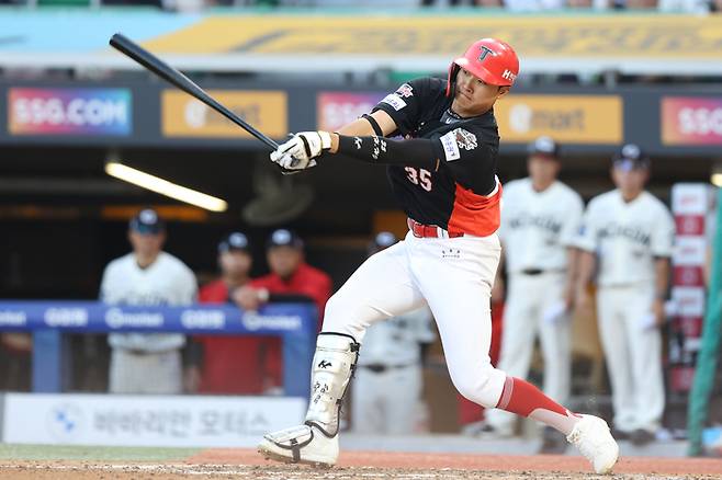 KIA 김석환이 22일 인천SSG랜더스필드에서 열린 2025 KBO리그 SSG와 경기에서 8회초 재역전 투런포를 때리고 있다. 사진 | KIA 타이거즈