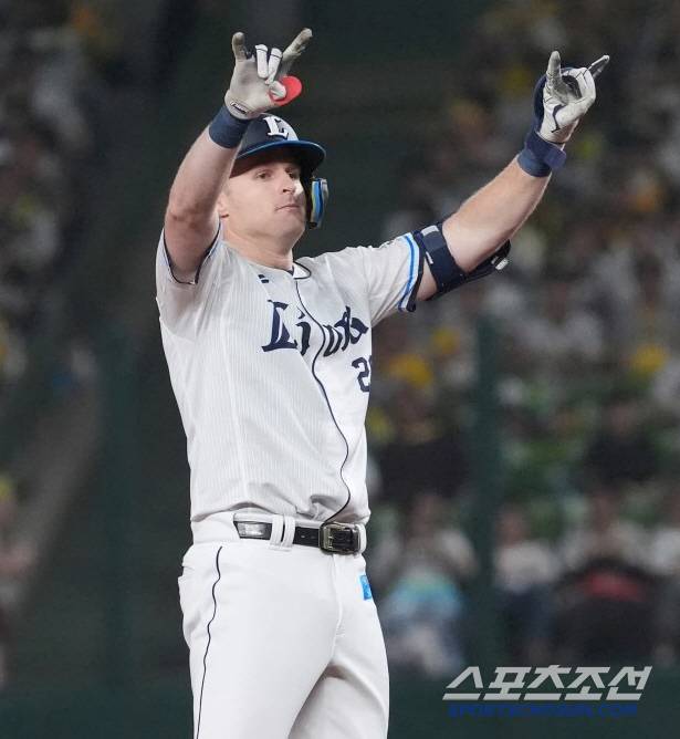 세이부는 23일 외국인 타자 타일러 네빈과 2년 연장 계약을 발표했다. 전반기도 기나기 전인 6월 말 이례적으로 계약을 연장했다. 사진캡처=세이부 라이온즈 SNS