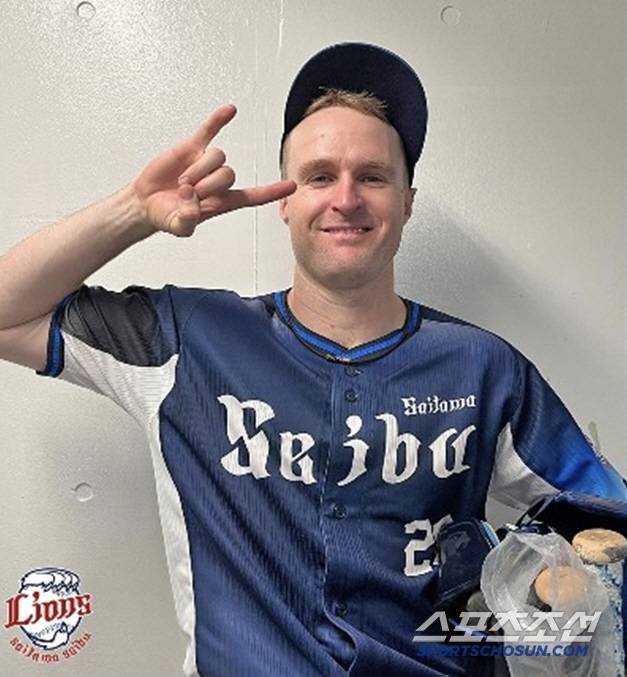 니시구치 세이부 감독은 시즌 중에 2년 연장 계약을 한 네빈을 두고 "팀에 헌신하는 본보기가 되는 훌륭한 선수"라고 칭찬했다. 사진캡처=세이부 라이온즈 SNS