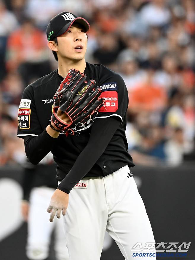 4일 대전 한화생명볼파크에서 열린 KT와 한화의 경기, 3회말 KT 오원석이 한화 플로리얼의 땅볼 타구를 잡아 1루로 던지고 있다. 대전=허상욱 기자wook@sportschosun.com/2025.06.04/