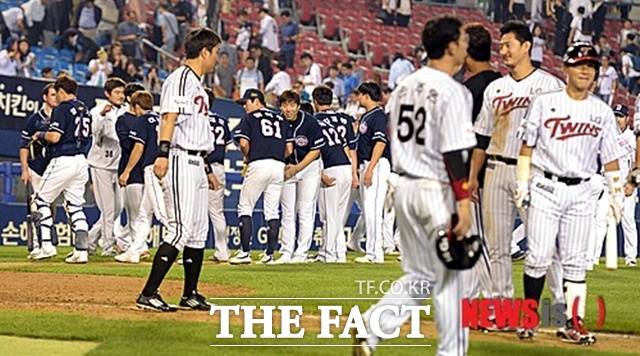 '무승부' 경기 뒤 돌아서는 선수들. 두 팀 선수들은 물론 관중들도 '무승부' 경기에 허탈하긴 마찬가지다. /뉴시스