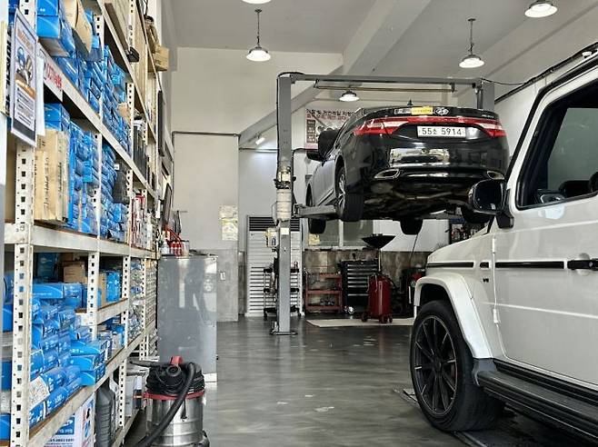 대전 동구에 위치한 한 정비소에 정비를 기다리는 자동차들이 줄지어 서 있다. 대전=이성민 기자