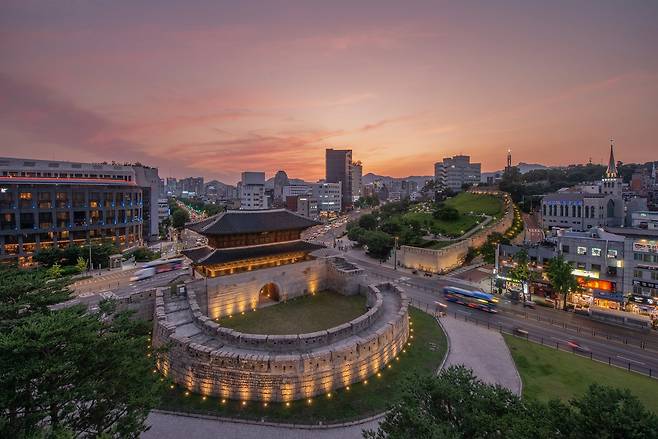 23일 저녁 서울 종로구 흥인지문 위로 붉은 노을이 펼쳐지고 있다./박상훈 기자