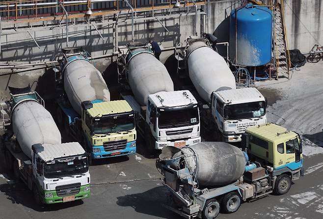 지난 3월 13일 오후 경기 안양시의 한 레미콘 공장에서 믹서트럭들이 분주히 오가고 있다. /뉴스1