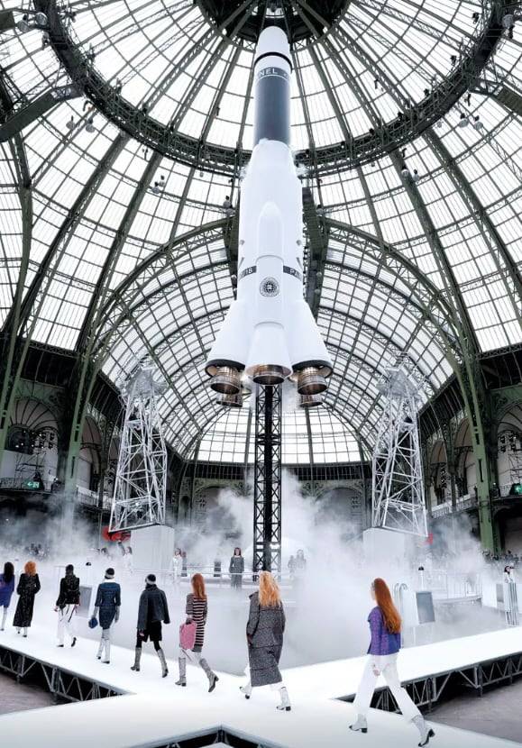 지난 2017년 그랑팔레에서 열린 샤넬 2017 가을·겨울 패션쇼. 당시 샤넬의 아트 디렉터 칼 라거펠트는 37m의 로켓 모형을 설치해 패션쇼를 우주 정거장으로 만들었다. /조선DB