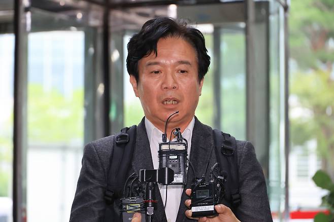 김영훈 고용노동부 장관 후보자가 24일 인사청문회 준비 사무실이 위치한 서울 중구 서울지방고용노동청으로 들어서며 취재진의 질문에 답하고 있다. /연합뉴스