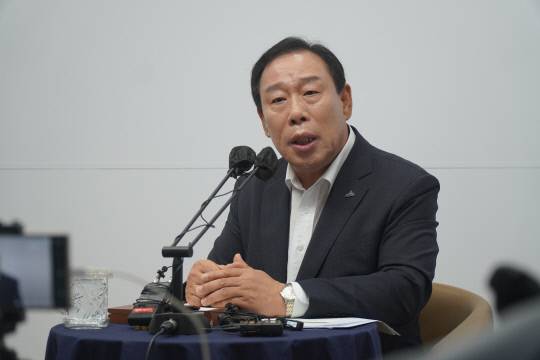 최민호 세종시장이 24일 브리핑룸에서 기자간담회를 갖고 있다. 곽우석 기자