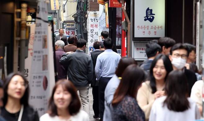 점심시간 직장인들이 서울 시내 한 식당가를 이용하고 있다.ⓒ뉴시스