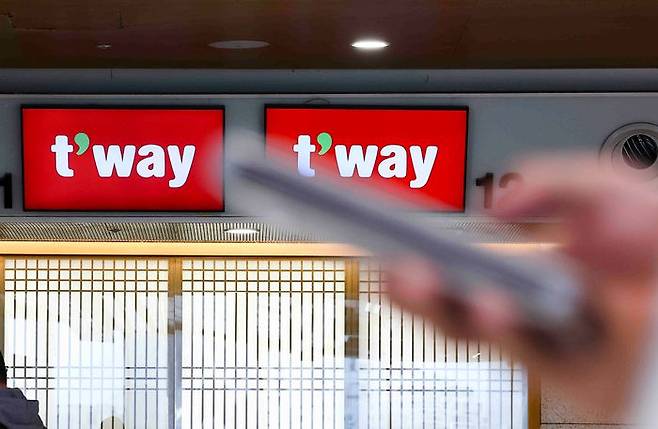 서울 강서구 김포국제공항 국내선청사 모니터에 티웨이 항공사 로고가 나오고 있다. ⓒ뉴시스