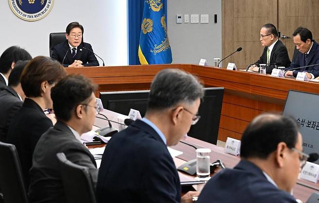 이재명 대통령이 23일 서울 용산 대통령실에서 열린 첫 수석·보좌관회의를 주재하고 있다. 이 대통령은 이날 회의에서 “중동 상황이 매우 위급하다. 대통령실을 비롯해 전 부처가 비상 대응 체계를 갖춰 대응해야 할 것”이라고 지시했다. 대통령실사진기자단