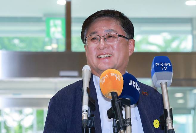 김성환 환경부 장관 후보자가 24일 서울 영등포구 여의도 이룸센터에 마련된 인사청문회 준비 사무실로 출근하며 지명 소감을 밝히고 있다. 연합뉴스.