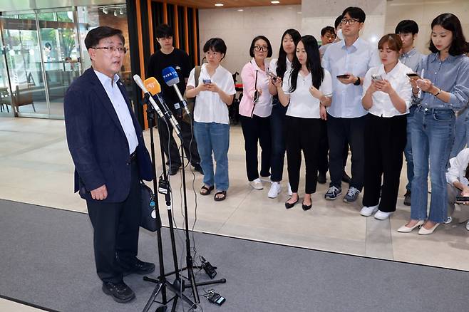 김성환 환경부 장관 후보자가 24일 서울 영등포구 여의도 이룸센터에 마련된 인사청문회 준비 사무실로 출근하며 취재진 질문에 답하고 있다. 연합뉴스.