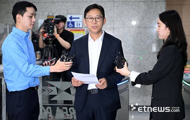 배경훈 과학기술정보통신부 장관 후보자가 24일 서울 종로구 광화문우체국에 마련된 인사청문회 준비 사무실로 출근해 임명 소감을 밝히고 있다. 김민수기자 mskim@etnews.com