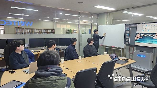 지난 2월부터 위니텍과 진행중인 기업 연계 프로젝트에 참여한 42경산 교육생들이 기업 관계자와 미팅을 진행하고 있다.