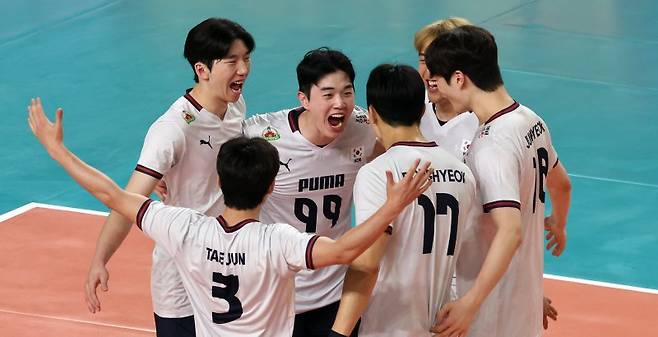 2025 대한민국과 네덜란드 남자배구 국가대표 평가전에서 한국 선수들이 득점한 후 환호하고 있다.뉴시스