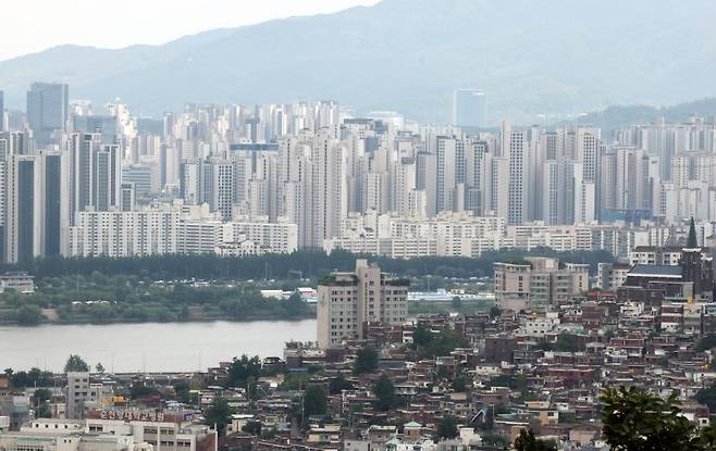 19일 서울 남산에서 바라본 서울 아파트의 모습. 사진=뉴시스