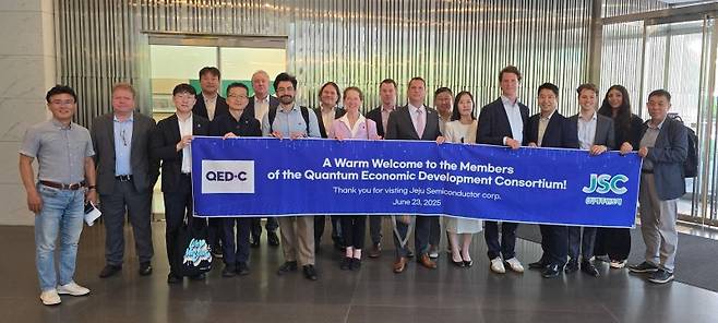 제주반도체 판교사무실을 방문한 QED-C 대표단이 기념 촬영을 하고 있다. 제주반도체 제공