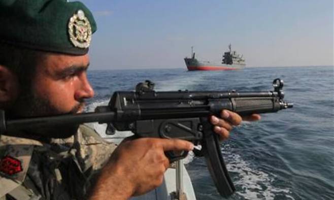 호르무즈 해협 인근 오만해에서 지난 2011년 12월 이란이 벨라야트-90 훈련을 갖고 있다. 로이터 연합뉴스