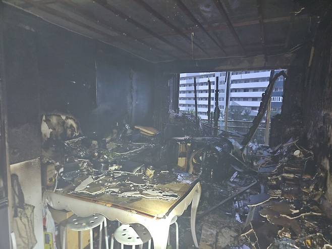 24일 새벽 4시15분께 부산 부산진구 개금동의 한 아파트 4층에서 원인을 알 수 없는 불이 났다. 부산시 소방재난본부 제공