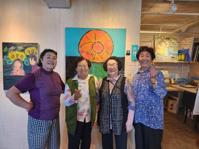 5일 제주시 조천읍 선흘1리 선흘그림작업장에서 만난 그림할망들이 자신들의 그림을 배경으로 포즈를 취하고 있다. 왼쪽부터 불할망 허계생, 초록할망 홍태옥, 우영팟할망 김옥순, 무지개할망 고순자씨. 제주=김영헌 기자