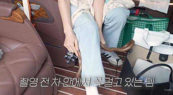 배우 엄지원(47)이 다리 부기를 빼기 위해 촬영 전 차에서 종아리에 요가링을 꼭 끼고 있는다고 밝혔다./사진=유튜브 채널 ‘엄지원’