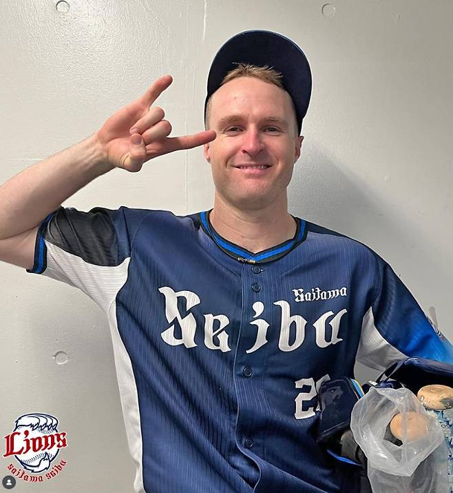 23일 일본 프로야구 세이부 구단과 2년 계약 연장에 합의한 타일러 네빈. 세이부 구단 공식 SNS 캡처