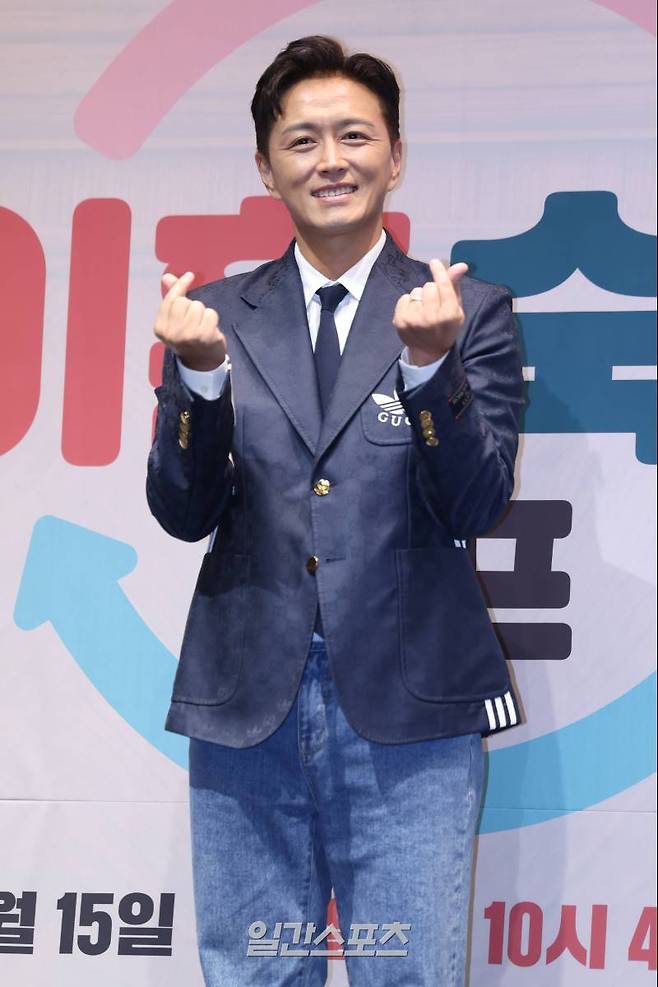 배우 진태현이 13일 오전 서울 구로구 라마다 호텔에서 열린 JTBC 새 예능 '이혼숙려캠프' 제작발표회에서 포즈를 취하고 있다. '이혼숙려캠프'는 인생을 새로고침하기 위한 부부들의 이야기. 오는 15일 밤 10시 40분 첫 방송. 서병수 기자 qudtn@edaily.co.kr /2024.08.13/