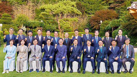 이재명 대통령이 23일 한남동 관저에서 더불어민주당 원내지도부와 만찬에 앞서 기념촬영을 하고 있다. 대통령실 제공