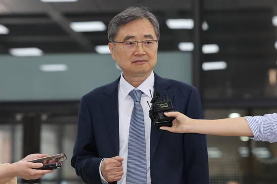 조현 외교부 장관 후보자가 24일 오전 서울 종로구 대우빌딩에 마련된 인사청문회 준비 사무실로 출근을 하고 있다. 뉴스1