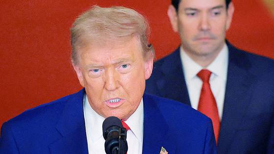 도널드 트럼프 미국 대통령이 지난 21일(현지시간) 이란 핵시설에 대한 공습 작전 직후 마코 루비오 국무장관과 함께 백악관에서 대국민 연설을 하고 있다. 로이터=연합뉴스