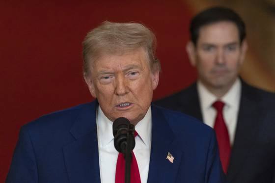 도널드 트럼프 미국 대통령이 지난 21일(현지시간) 워싱턴 DC 백악관 이스트룸에서 마코 루비오 국무장관이 지켜보는 가운데 미 공군의 이란 핵 시설 공습 사실을 확인하는 대국민 담화를 발표하고 있다. AP=연합뉴스