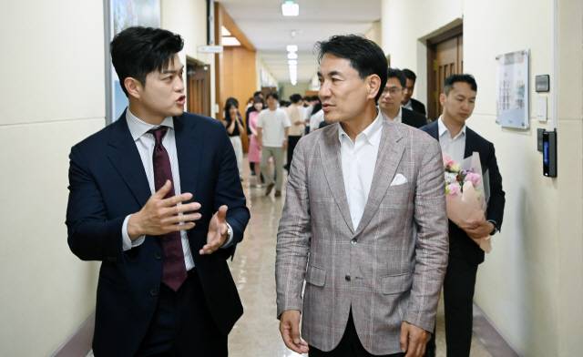 ▲ 김용태 국민의힘 비대위원장이 23일 강원도청을 방문, 김진태 지사와 환담을 나누며 회의장으로 이동하고 있다. 서영 기자