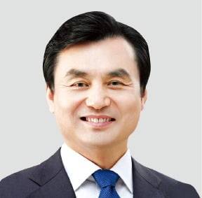 < 안규백 국방부 장관 후보자 > △1961년 4월 전북 고창 출생 △광주 서석고, 성균관대 철학과 △2008년 제18대 국회의원 당선 △더불어민주당 사무총장 △국회 국방위원회 위원장 △5선 국회의원